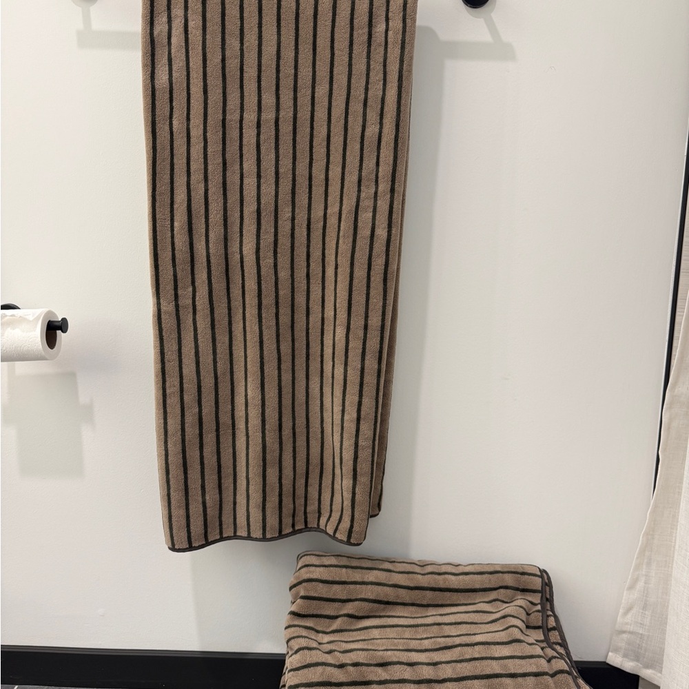 *Set of 4* Brown and Black Striped Large Bath Towels